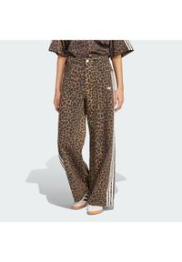 Adidas - adidas Jeansy KA2680 Brązowy Loose Fit. Kolor: brązowy #1