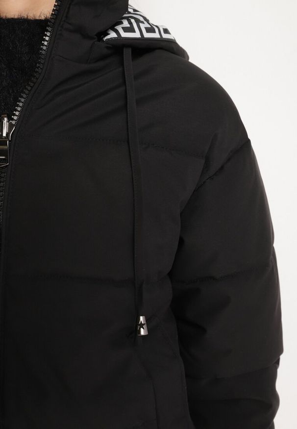 Born2be - Czarna Dwustronna Kurtka Pikowana z Kapturem Mesfinna. Typ kołnierza: kaptur. Kolor: czarny. Wzór: geometria, nadruk, aplikacja