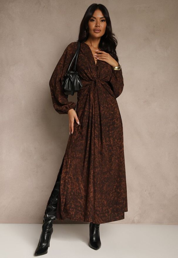 Renee - Brązowa Sukienka z Rozcięciem na Nogę Ozdobiona Marszczeniem Zozanne. Okazja: na co dzień. Kolor: brązowy. Wzór: aplikacja. Styl: casual