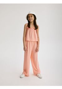 Reserved - Spodnie z szerokimi nagawkami - pomarańczowy. Kolor: pomarańczowy. Materiał: dzianina #1