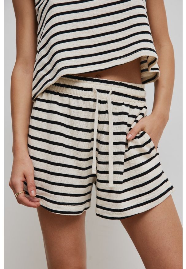Marsala - Krótkie szorty z dzianiny w paski BLACK & BEIGE - UNION. Materiał: dzianina. Długość: krótkie. Wzór: paski