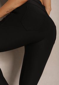Renee - Czarne Spodnie Skinny High Waist z Gumką w Talii Ivelbia. Okazja: na co dzień. Stan: podwyższony. Kolor: czarny. Styl: casual