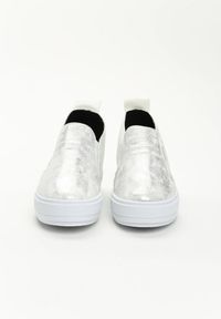 Born2be - Białe Sneakersy Landwina. Nosek buta: okrągły. Zapięcie: bez zapięcia. Kolor: biały. Materiał: materiał. Wzór: napisy, aplikacja. Obcas: na koturnie #6