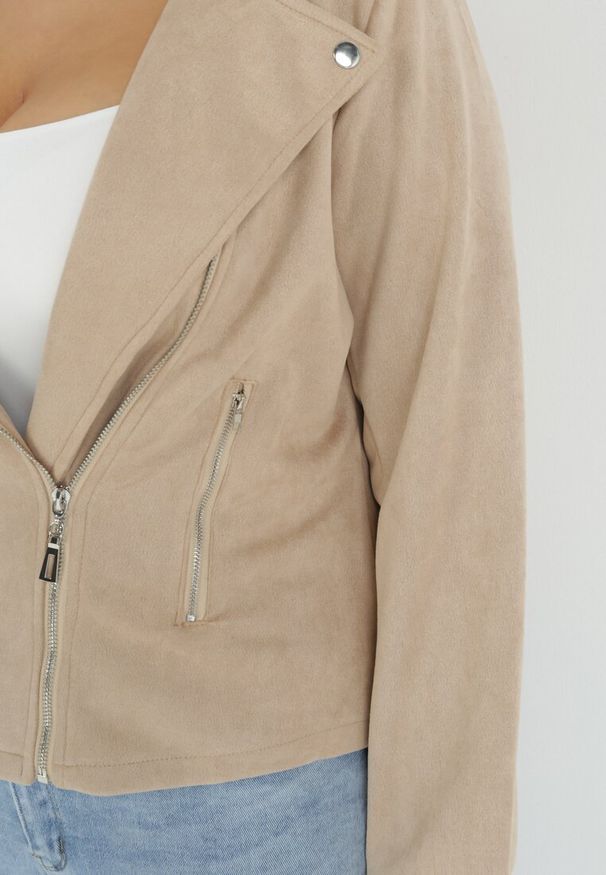 Born2be - Jasnobeżowa Kurtka Ramoneska z Imitacji Zamszu z Asymetrycznym Suwakiem Maisen. Kolekcja: plus size. Kolor: beżowy. Materiał: zamsz