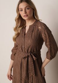 Born2be - Brązowa Koronkowa Sukienka Koszulowa o Rozkloszowanym Dole z Paskiem w Talii Nesssea. Okazja: do pracy, na co dzień. Kolor: brązowy. Materiał: koronka. Typ sukienki: koszulowe. Styl: elegancki, casual #6