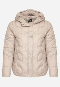 Born2be - Beżowa Pikowana Kurtka Przejściowa o Klasycznym Kroju z Kapturem Tavitte. Okazja: na spacer, na co dzień. Typ kołnierza: kaptur. Kolekcja: plus size. Kolor: beżowy. Materiał: poliester, jeans. Wzór: aplikacja. Styl: klasyczny