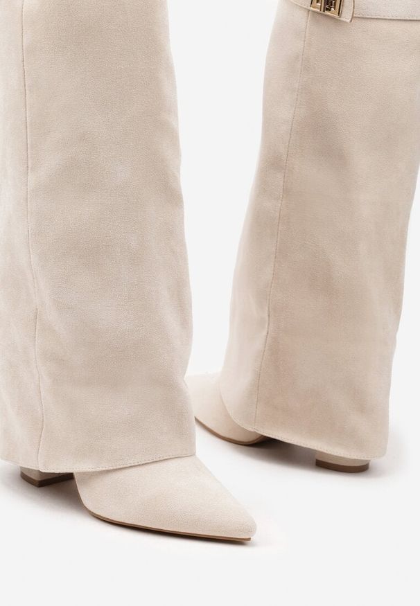 Renee - Beżowe Kozaki na Słupku z Wywiniętą Cholewką i Klamerką Upaxa. Okazja: na co dzień. Nosek buta: szpiczasty. Kolor: beżowy. Materiał: jeans. Szerokość cholewki: normalna. Obcas: na słupku. Styl: elegancki, casual, klasyczny