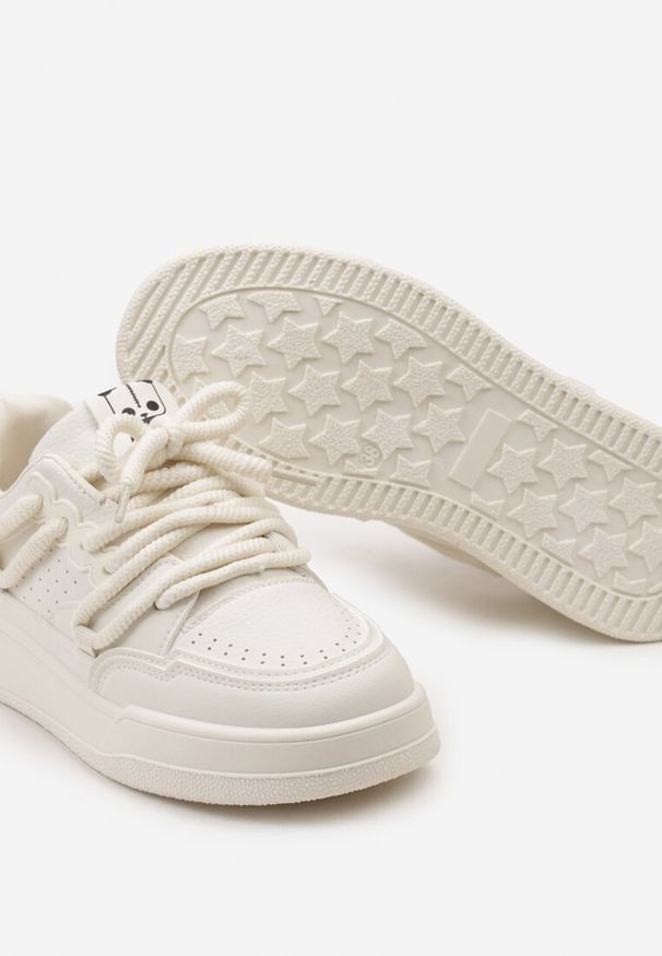 Renee - Beżowe Sneakersy Ozdobione Naszywką z Pandą i Szerokimi Sznurówkami Wannia. Kolor: beżowy. Wzór: aplikacja
