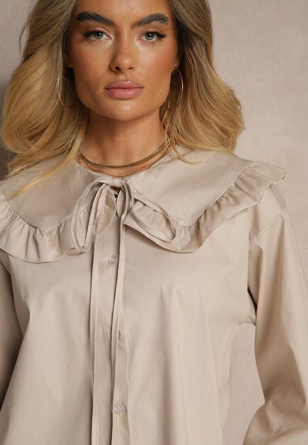 Renee - Beżowa Koszula z Bawełny w Stylu Retro z Wiązaniem i Kołnierzykiem z Falbankami Firsela. Okazja: na co dzień. Typ kołnierza: kołnierz z falbankami. Kolor: beżowy. Materiał: bawełna. Długość rękawa: długi rękaw. Długość: długie. Wzór: aplikacja. Styl: retro