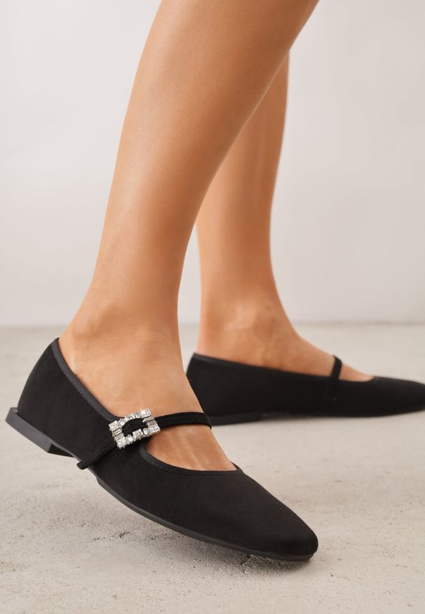 Renee - Czarne Balerinki z Imitacji Zamszu o Fasonie Mary Jane z Cyrkoniową Klamrą Ireltise. Okazja: na co dzień. Zapięcie: klamry. Kolor: czarny. Materiał: zamsz. Wzór: aplikacja. Styl: glamour, casual, klasyczny, elegancki
