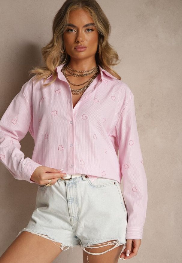 Renee - Różowa Koszula Oversize w Prążki Zdobiona Haftem w Serca Nitavela. Okazja: na co dzień. Kolor: różowy. Materiał: jeans. Długość rękawa: długi rękaw. Długość: długie. Wzór: prążki, aplikacja, haft. Styl: casual, elegancki
