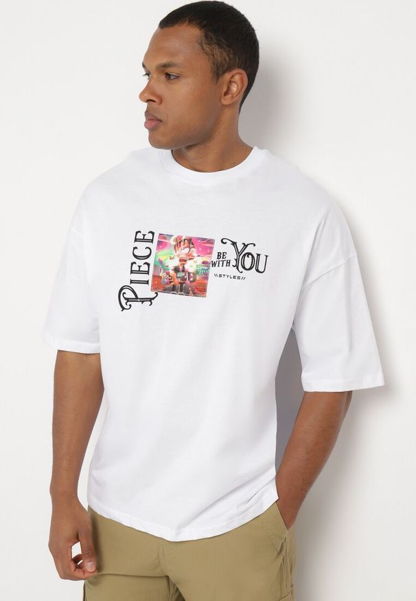 Born2be - Biała Koszulka z Bawełny Ozdobiona Naszywkami Ranessa. Okazja: na co dzień. Kolor: biały. Materiał: bawełna. Wzór: aplikacja. Styl: casual