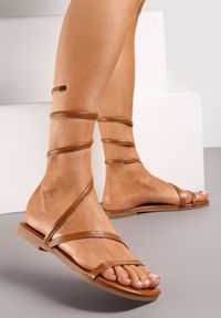 Renee - Brązowe Sandały ze Sprężynowymi Paseczkami wokół Kostki Penesora. Kolor: brązowy #1