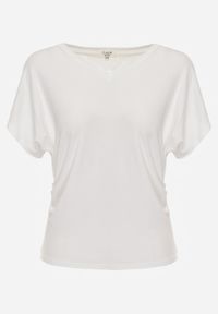 Born2be - Biały T-shirt z Wiskozy z Trójkątnym Dekoltem Achiore. Okazja: na co dzień. Kolor: biały. Materiał: wiskoza. Styl: casual, klasyczny #3