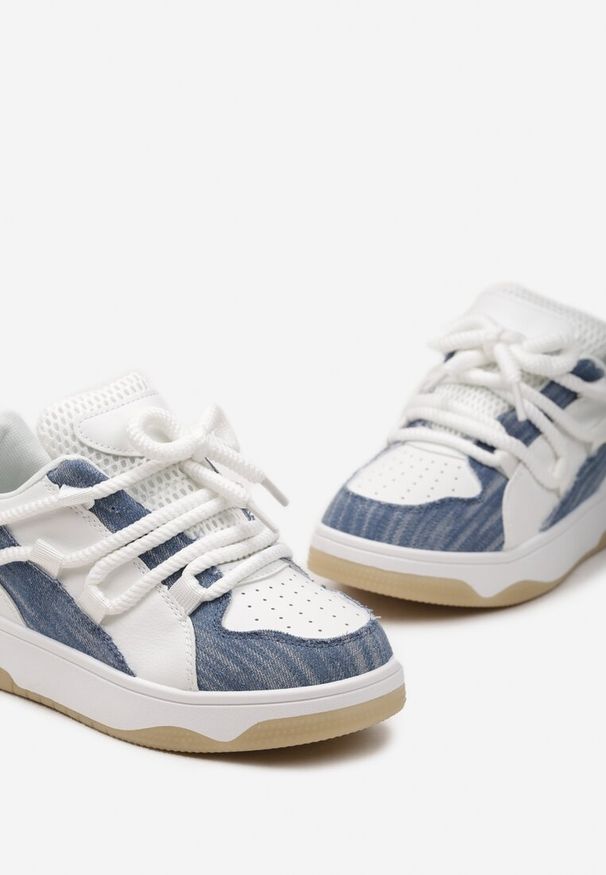Renee - Niebiesko-Białe Sneakersy z Ozdobnymi Sznurówkami na Niskiej Platformie z Perforacją Dearias. Kolor: niebieski. Materiał: dresówka, jeans. Obcas: na platformie