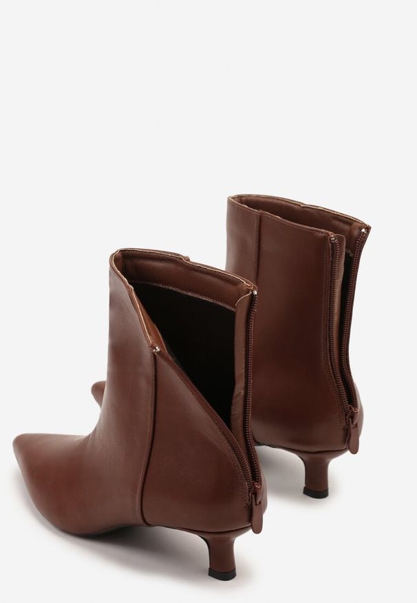 Renee - Brązowe Botki Vices na Kaczuszce Falomara. Okazja: na co dzień. Kolor: brązowy. Materiał: jeans. Obcas: na szpilce. Styl: casual. Wysokość obcasa: średni