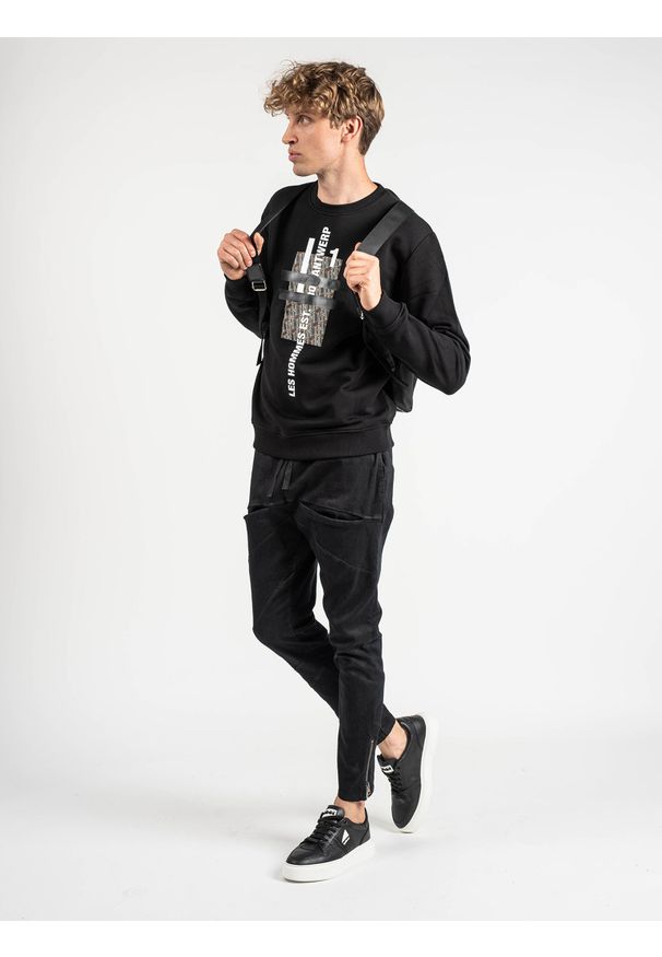 Les Hommes Bluza | LLH421-758P | Round Neck Sweater | Mężczyzna | Czarny. Okazja: na co dzień. Kolor: czarny. Materiał: bawełna. Wzór: nadruk. Styl: casual