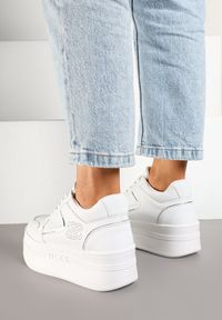 Renee - Biało-Srebrne Sneakersy Vices na Platformie Ozdobione Metalicznymi Aplikacjami Nelanil. Okazja: do pracy, na spotkanie biznesowe, na co dzień. Kolor: biały. Materiał: jeans. Wzór: aplikacja. Obcas: na platformie. Wysokość obcasa: średni #4