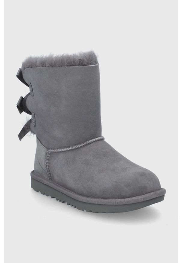 Ugg - UGG Śniegowce zamszowe dziecięce Bailey Bow II kolor szary. Nosek buta: okrągły. Kolor: szary. Materiał: zamsz