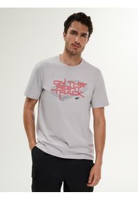 4f - 4F T-shirt regular z nadrukiem męski - szary S. Okazja: na co dzień. Kolor: szary. Materiał: jeans, dresówka, bawełna, dzianina. Wzór: nadruk. Styl: casual, klasyczny #1