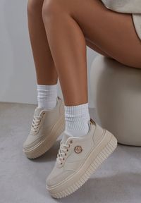 Renee - Beżowe Sneakersy Vices na Platformie z Tłoczeniem Ozdobione Metaliczną Aplikacją Eriri. Okazja: do pracy. Kolor: beżowy. Materiał: jeans. Wzór: aplikacja. Obcas: na platformie