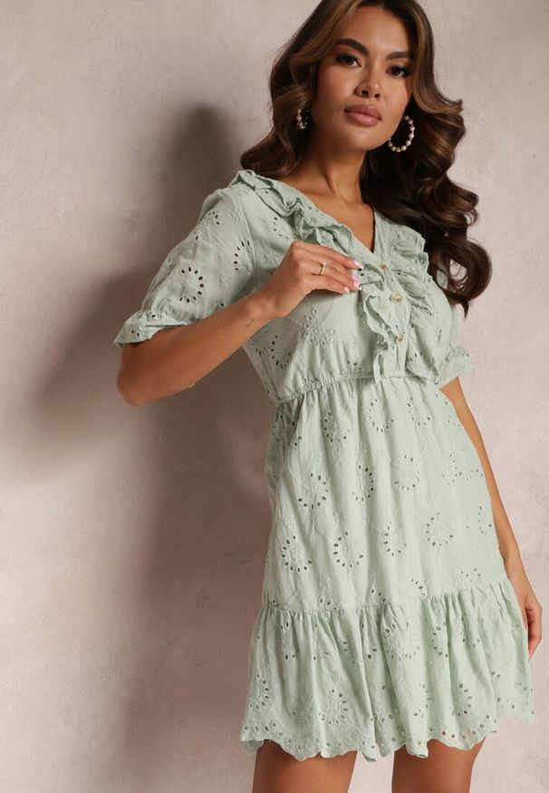 Renee - Zielona Ażurowa Sukienka Mini z Gumką w Taliii Falbankami Rakki. Typ kołnierza: kołnierz z falbankami. Kolor: zielony. Materiał: wiskoza, bawełna. Wzór: ażurowy. Długość: mini