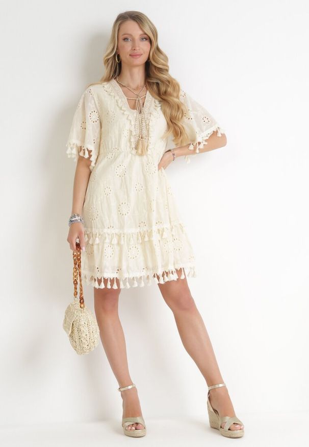 Born2be - Jasnobeżowa Rozkloszowana Sukienka Mini z Haftowanej Tkaniny z Gumką w Talii Lasheep. Kolor: beżowy. Materiał: tkanina. Wzór: haft. Sezon: wiosna, lato. Długość: mini