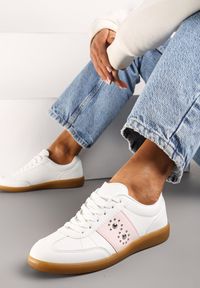 Born2be - Biało-Różowe Płaskie Sneakersy Sznurowane z Ozdobnymi Nitmi Blosenti. Nosek buta: okrągły. Zapięcie: sznurówki. Kolor: biały. Materiał: materiał. Obcas: na obcasie. Wysokość obcasa: niski #4