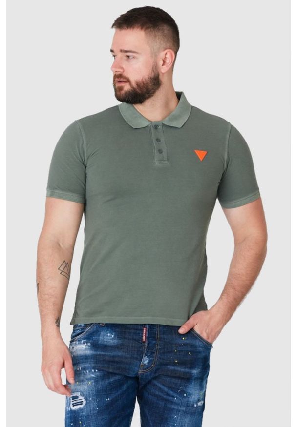 Guess - GUESS Zielona męska koszulka polo z pomarańczowym logo, Rozmiar S. Typ kołnierza: polo. Kolor: zielony. Materiał: prążkowany. Długość rękawa: krótki rękaw. Wzór: aplikacja