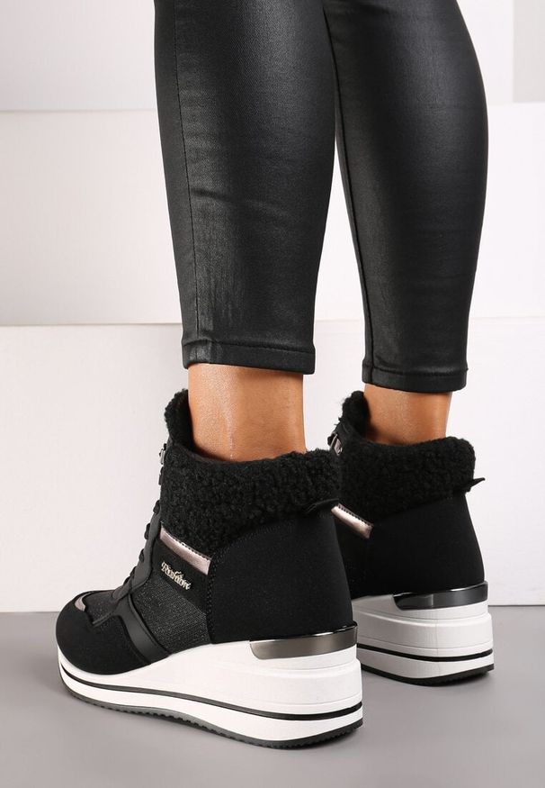 Born2be - Czarne Streetwearowe Botki na Koturnie z Metalicznymi Wstawkami i Futerkiem Beloraine. Okazja: na co dzień. Kolor: czarny. Materiał: futro. Obcas: na koturnie. Styl: elegancki, casual