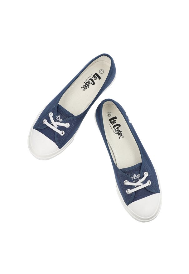 Granatowe Trampki Lee Cooper Modne Buty Damskie. Okazja: na spacer. Kolor: niebieski. Materiał: materiał. Szerokość cholewki: normalna. Styl: klasyczny
