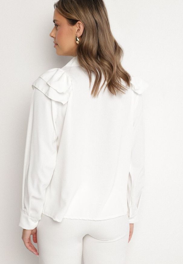 Born2be - Biała Koszula z Ozdobną Falbaną Cornelea. Okazja: na co dzień. Kolor: biały. Materiał: jeans. Styl: klasyczny, elegancki, casual