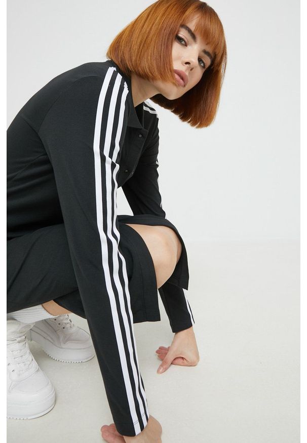 adidas Originals sukienka kolor czarny midi dopasowana. Kolor: czarny. Materiał: bawełna, dzianina. Długość rękawa: długi rękaw. Typ sukienki: dopasowane. Długość: midi