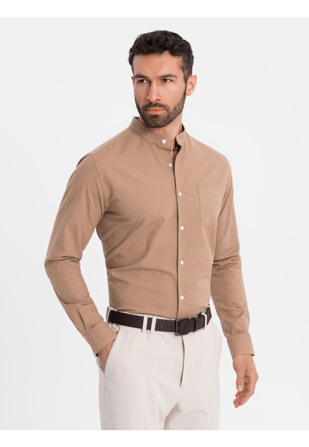 Ombre Clothing - Lniana koszula męska ze stójką i kieszenią REGULAR FIT – jasnobrązowa V7 OM-SHCS-0161 - XXL. Okazja: na co dzień. Typ kołnierza: kołnierzyk stójkowy. Kolor: brązowy. Materiał: len. Długość rękawa: długi rękaw. Długość: długie. Sezon: lato, wiosna. Styl: casual