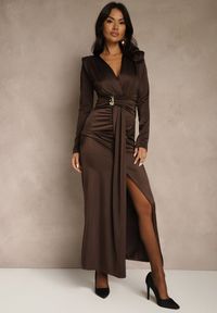 Renee - Brązowa Koktajlowa Sukienka z Rozcięciem na Nogę Zdobiona Trenem Atirga. Okazja: na studniówkę, na imprezę. Typ kołnierza: dekolt w serek. Kolor: brązowy. Wzór: aplikacja. Styl: wizytowy #1