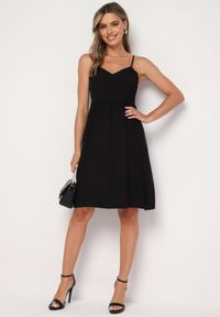 Born2be - Czarna Sukienka z Wiskozy na Cienkich Ramiączkach z Regulacją Ozdobiona Lampasem i Haftem Nelrissa. Okazja: na imprezę. Typ kołnierza: dekolt w kształcie V. Kolor: czarny. Materiał: wiskoza. Długość rękawa: na ramiączkach. Wzór: aplikacja, haft #5