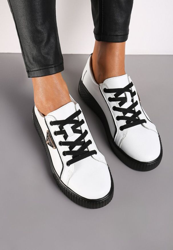 Renee - Biało-Czarne Sneakersy na Płaskiej Podeszwie ze Skóry z Metaliczną Ozdobą Melabra. Kolor: biały. Materiał: skóra. Wzór: aplikacja. Obcas: na płaskiej podeszwie