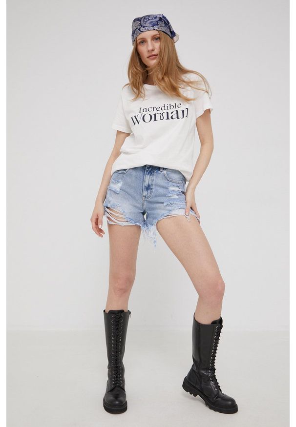 Answear Lab szorty jeansowe answear.LAB X limitowana kolekcja festiwalowa BE BRAVE damskie gładkie high waist. Okazja: na co dzień. Stan: podwyższony. Kolor: niebieski. Materiał: jeans. Wzór: gładki. Styl: wakacyjny