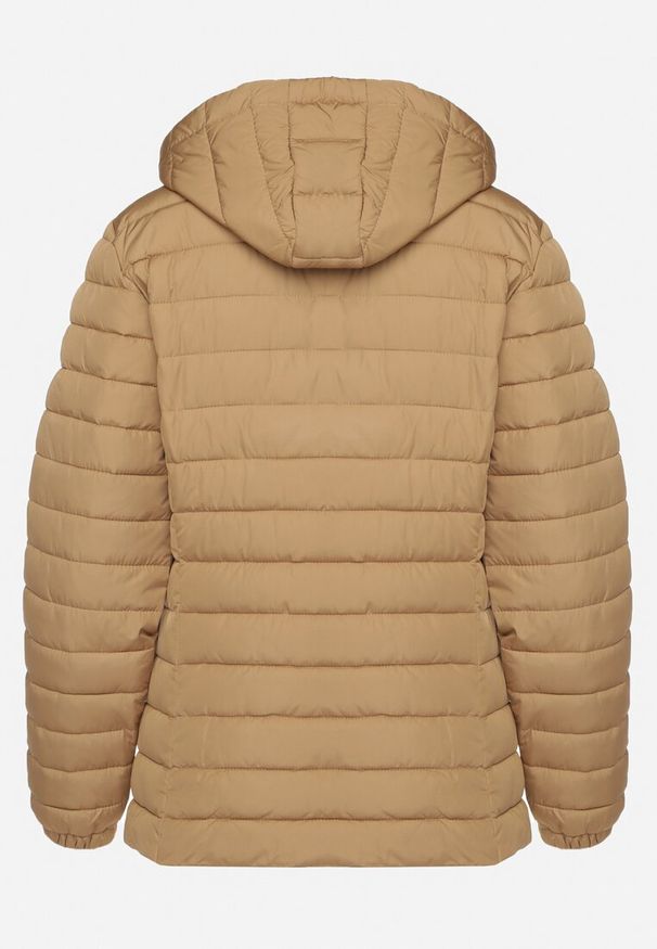 Born2be - Ciemnobeżowa Pikowana Kurtka z Kapturem i Sznurkami Miviana. Okazja: na spacer. Typ kołnierza: kaptur. Kolor: beżowy. Materiał: jeans. Długość rękawa: długi rękaw. Długość: długie