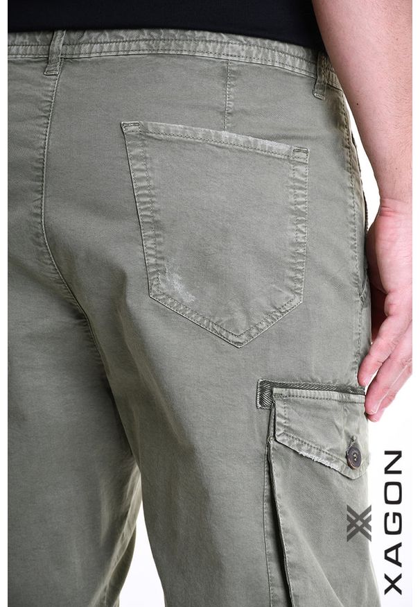 Xagon Spodnie Cargo | P2603 2CR4086 | Mężczyzna | Zielony. Okazja: na co dzień. Kolor: zielony. Materiał: bawełna, elastan. Długość: długie. Wzór: aplikacja. Styl: casual