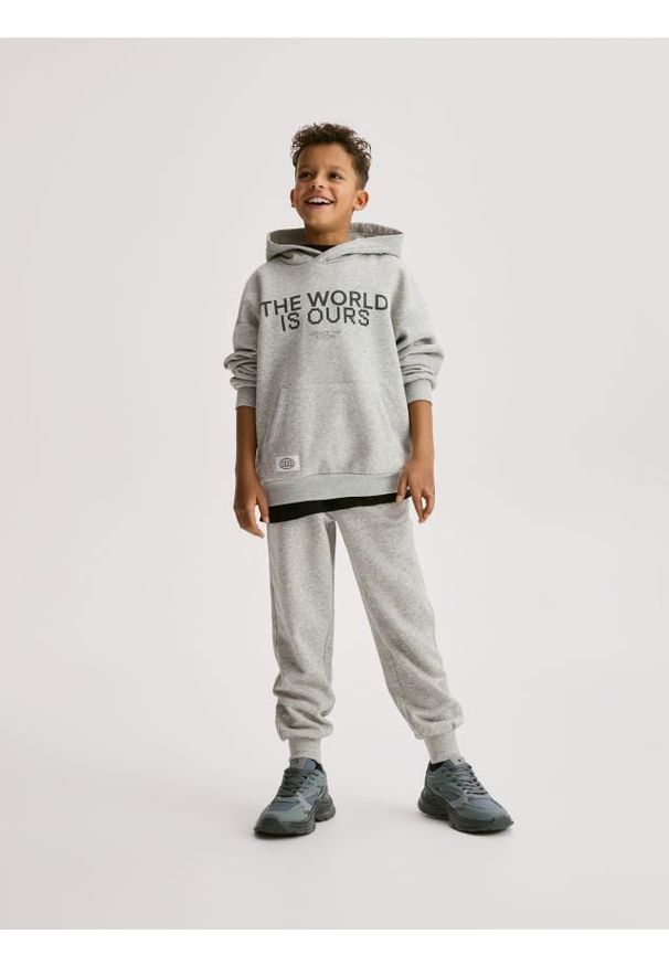 Reserved - Bawełniane spodnie jogger - jasnoszary. Kolor: szary. Materiał: bawełna