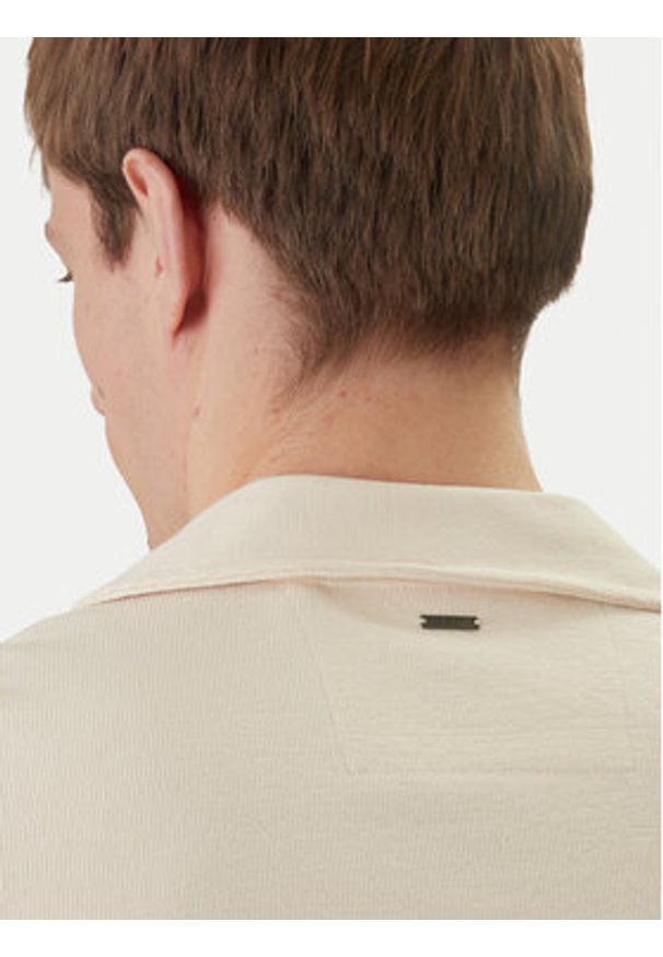 Guess Koszula M6GP10 K3079 Écru Regular Fit. Kolor: kremowy. Materiał: bawełna