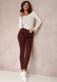 Renee - Bordowe Spodnie Skinny Iominna. Kolor: czerwony. Materiał: jeans. Długość: długie. Wzór: aplikacja, nadruk. Styl: klasyczny #5