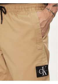 Calvin Klein Jeans Joggery Monologo Badge J30J325114 Beżowy Skinny Fit. Kolor: beżowy. Materiał: bawełna