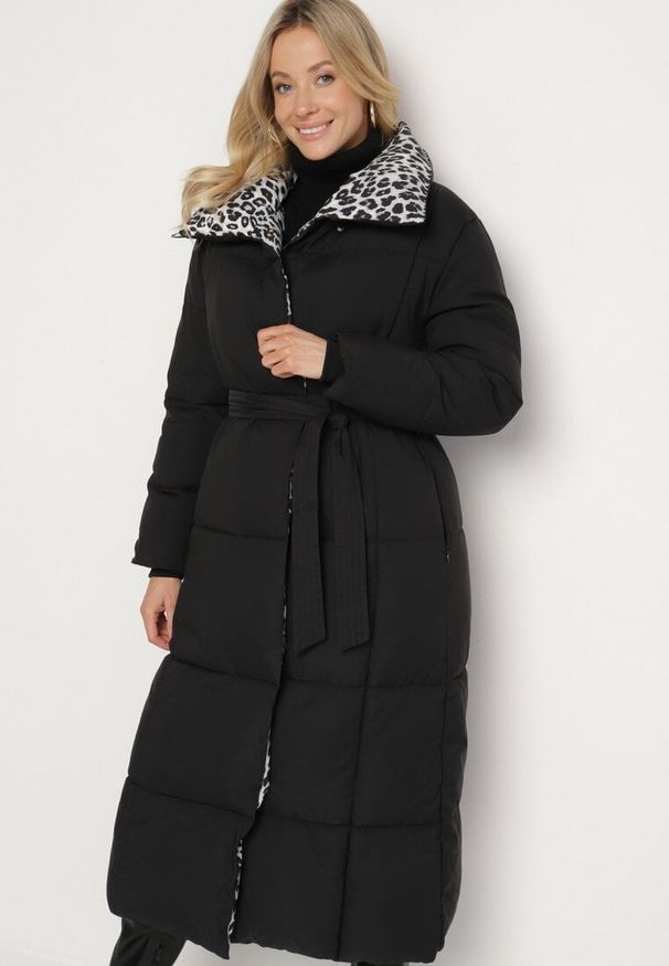 Born2be - Czarno-Szara Pikowana Kurtka o Długim Kroju z Kołnierzem w Panterkę i Wiązanym Paskiem Silfezi. Okazja: na co dzień. Kolor: czarny. Materiał: jeans. Długość rękawa: długi rękaw. Długość: długie. Wzór: motyw zwierzęcy. Styl: casual, elegancki