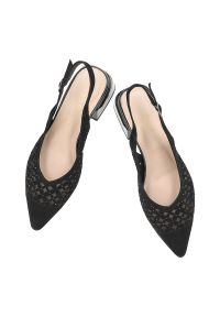 Czółenka damskie S.Barski, cholewka ze skóry naturalnej spiczasty nosek i geometryczny obcas, czarne, CR61-3004. Kolor: czarny. Materiał: skóra. Szerokość cholewki: normalna. Wzór: geometria. Obcas: na obcasie. Wysokość obcasa: średni #4