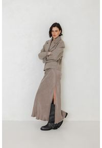 SPÓDNICA JENNY BEŻOWA L - Flawless. Kolor: beżowy. Materiał: guma, tkanina, wiskoza, skóra, lyocell. Długość: długie. Sezon: wiosna, lato. Styl: sportowy