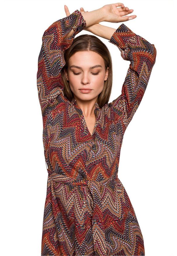 Style - Sukienka BOHO z wiązaniem w talii. Okazja: na co dzień. Typ kołnierza: kołnierzyk stójkowy. Materiał: tkanina, wiskoza. Typ sukienki: proste. Styl: boho