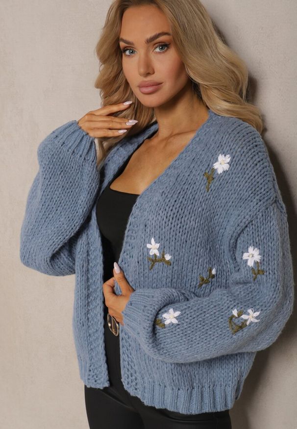 Renee - Niebieski Kardigan w Kwiatowe Aplikacje z Zapięciem na Elegancką Agrafkę Patista. Okazja: do pracy, na co dzień. Kolor: niebieski. Materiał: bawełna. Wzór: aplikacja, kwiaty. Styl: elegancki