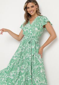 Born2be - Zielona Sukienka z Kopertowym Dekoltem z Gumką w Talii i Materiałowym Paskiem Xelovia. Okazja: na co dzień. Kolor: zielony. Materiał: materiał. Typ sukienki: kopertowe. Styl: casual, elegancki #4